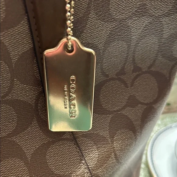 NWOT Coach Tan Signature Tote with Gold Hang Tag - Picture 4 of 8